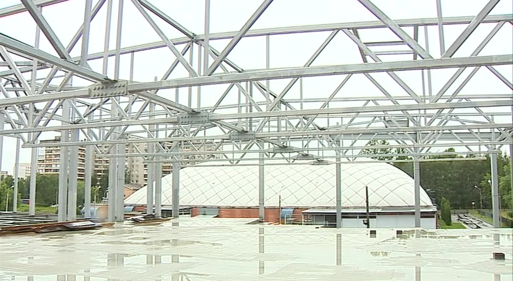 Не отставая от сроков: в Дзержинском районе продолжают строить новый ФОК