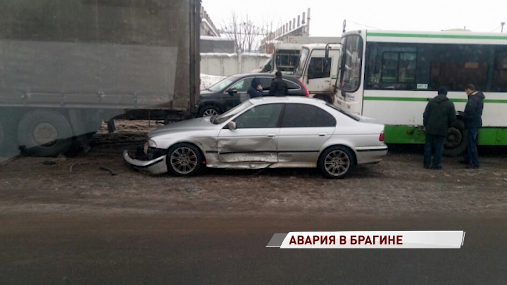 Утро не задалось: на улице Громова легковушка попала под фуру