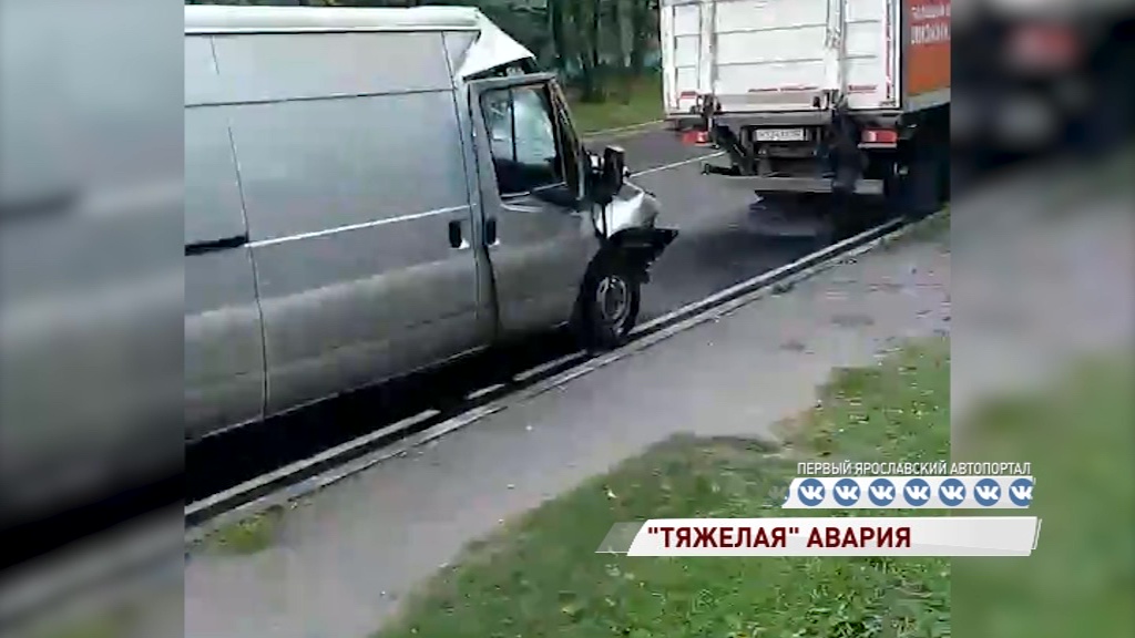 На улице Индустриальной два грузовика не поделили дорогу