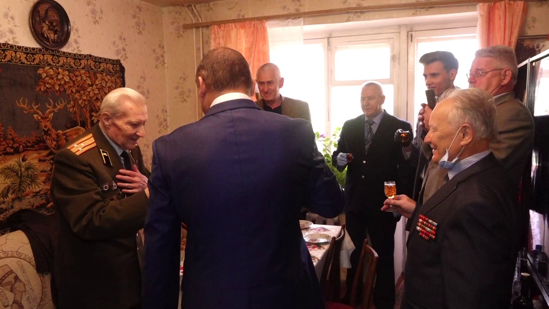 «Давайте за стол»: Сергей Рогожников празднует 100-летний юбилей