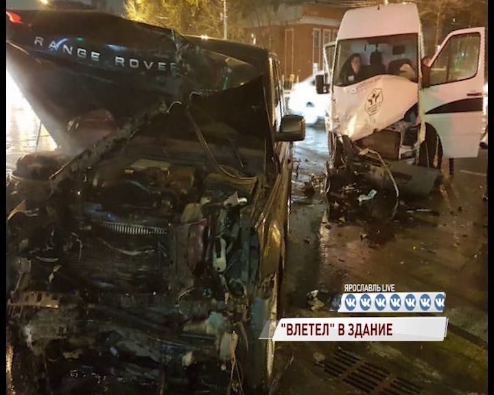 В Ярославле «Рендж Ровер» вылетел на тротуар и врезался в аптеку: есть пострадавшие