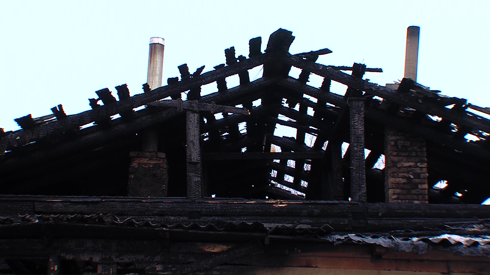 На окраине Ярославля сгорел дом на три семьи: люди остались без крыши над головой