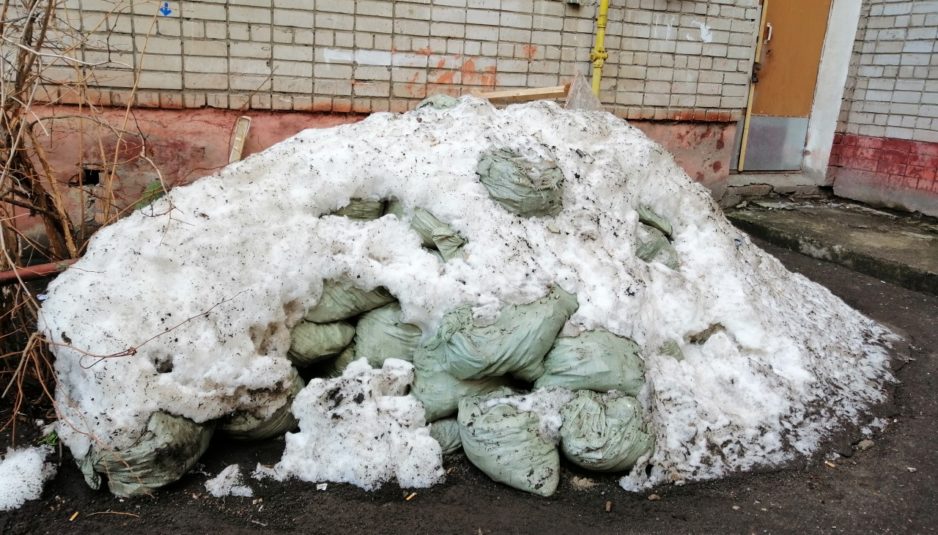 Огромную кучу строительного мусора убрали после жалоб людей в соцсетях