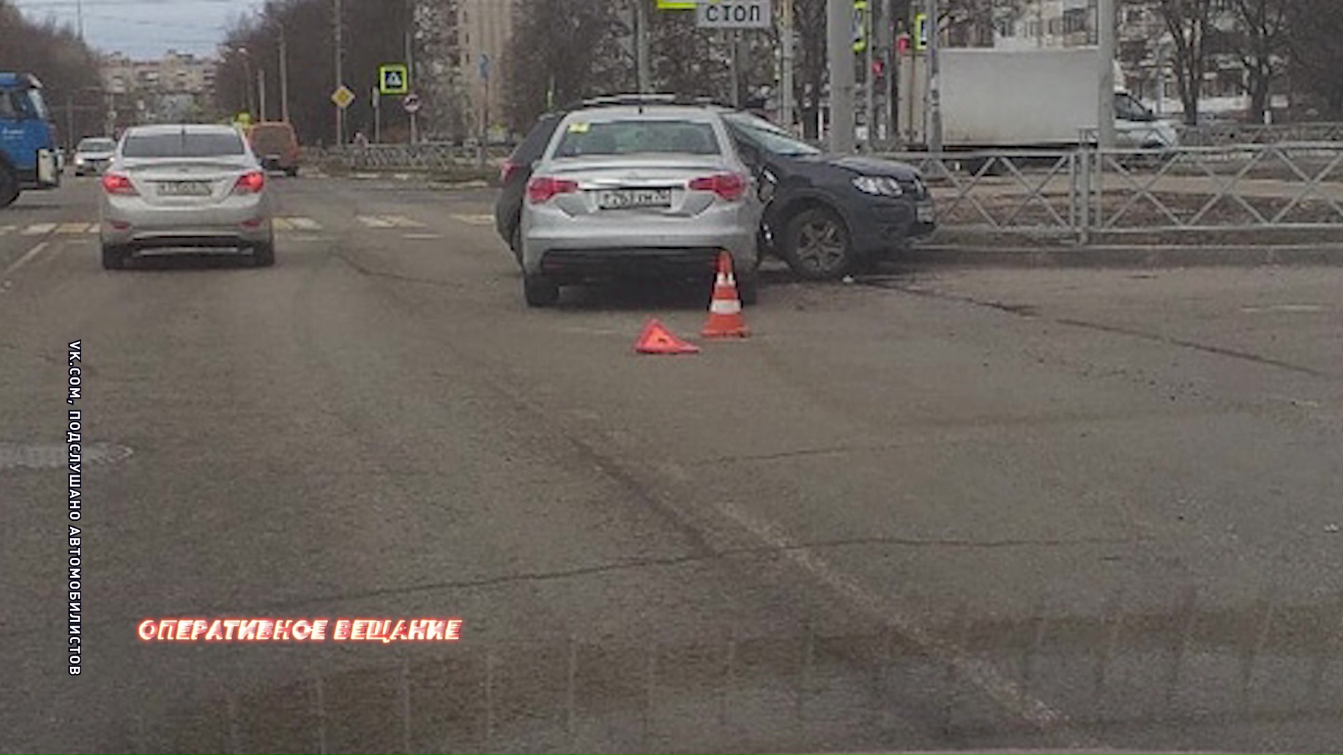 Две легковушки не поделили перекресток проспекта Дзержинского и улицы Труфанова