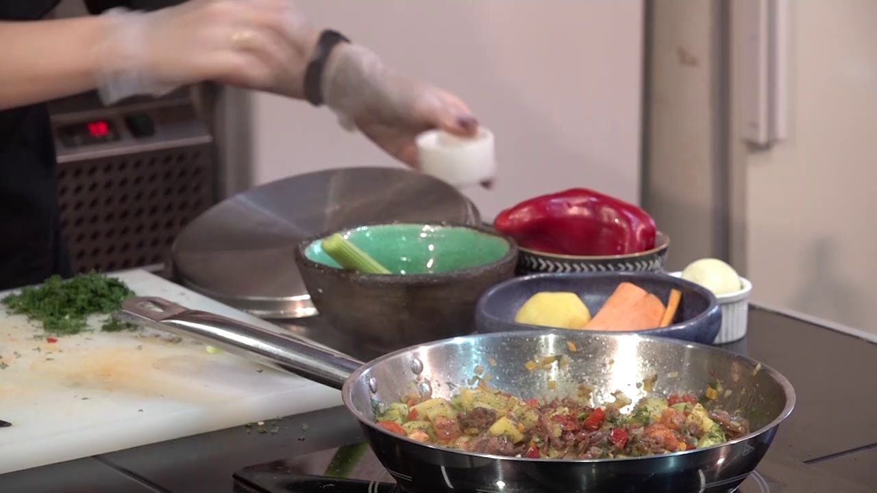 Утреннее шоу «Овсянка» от 13.01.21: делаем украшение для бокалов и готовим овощное рагу