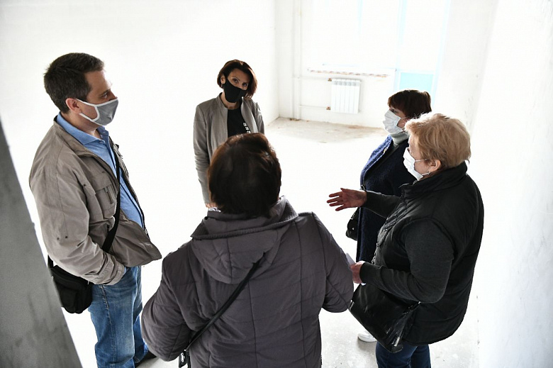 Жителям пострадавшего дома на улице Батова уже показывают новые квартиры