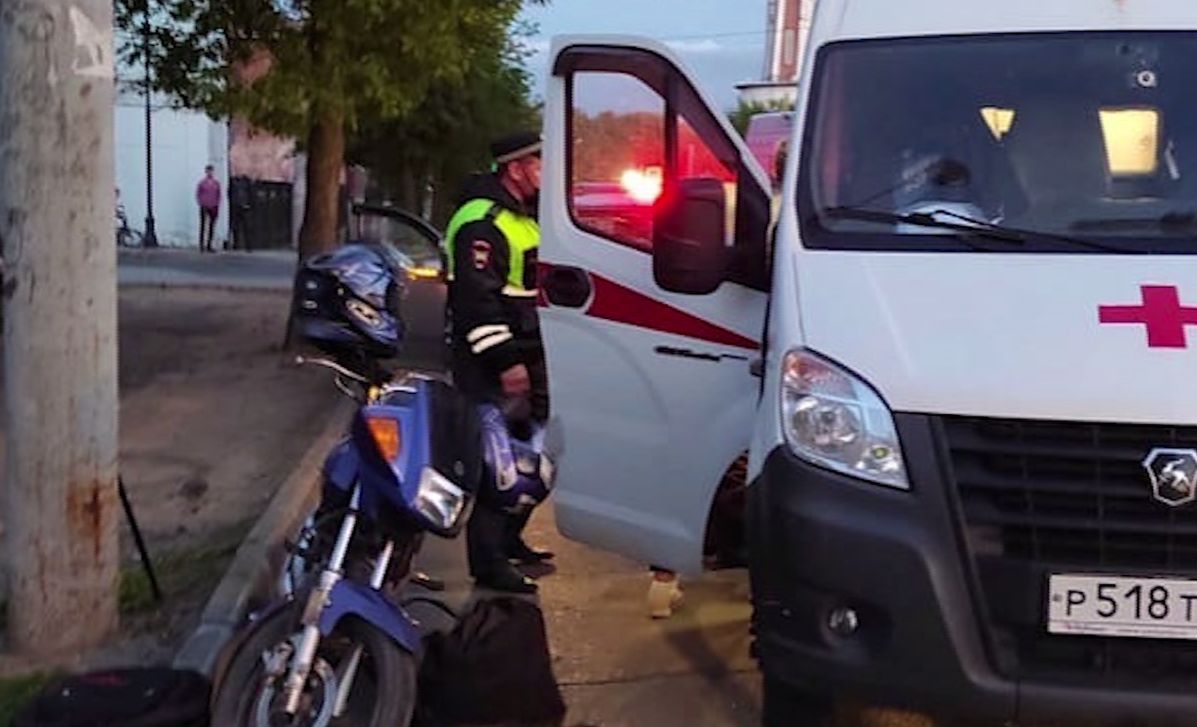 В Ярославской области иномарка столкнулась с мотоциклом: пострадала пожилая женщина