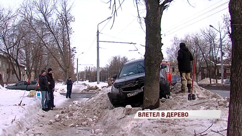Легковушка врезалась в дерево на Тутаевском шоссе