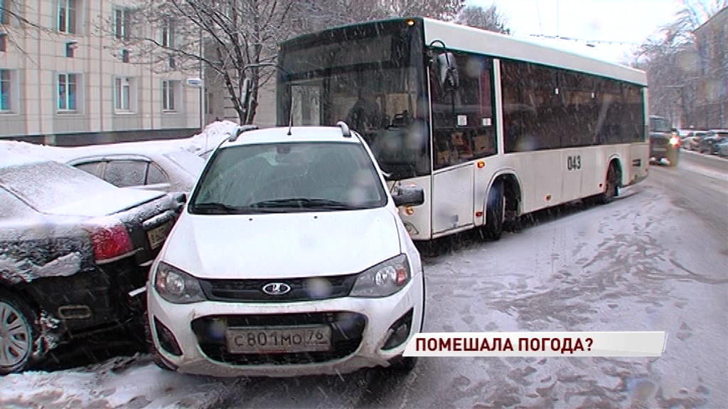 В Ярославле пассажирский автобус протаранил легковушку