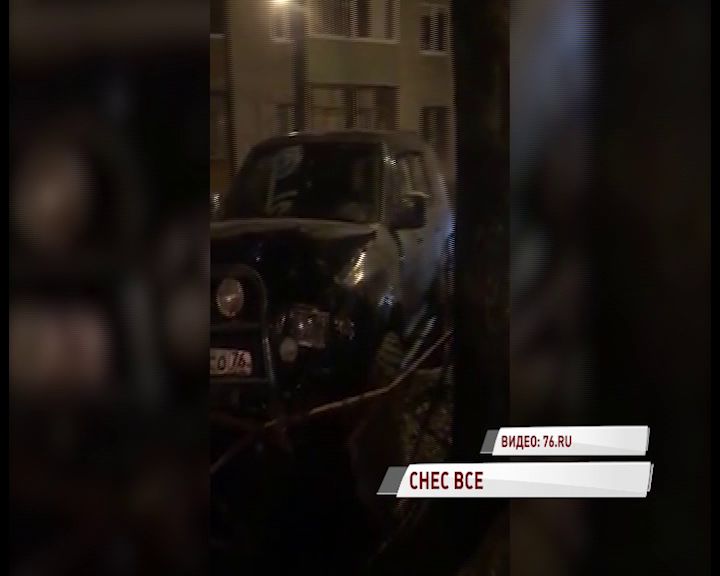 На Пятерке водитель устроил гонки вблизи школы, а затем врезался в забор