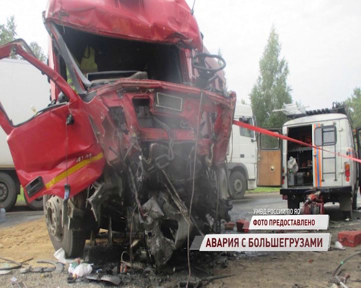 В Переславском районе лоб в лоб столкнулись два большегруза: есть погибший