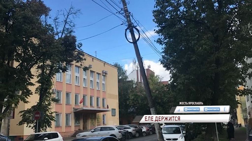 На Свердлова фонарный столб держится на двух арматурах