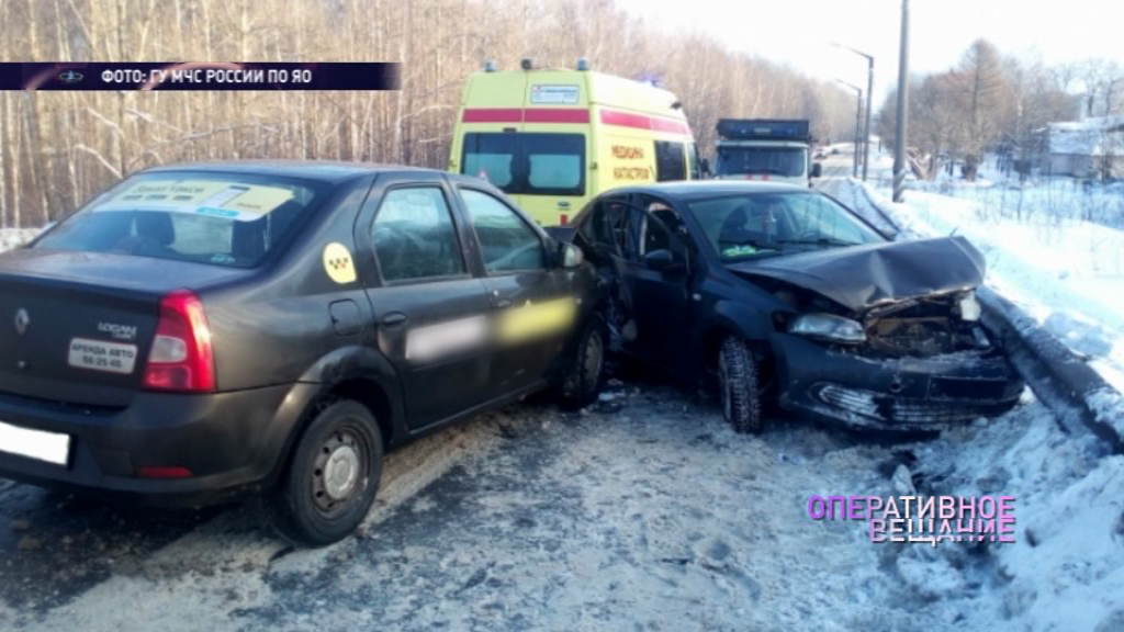 На улице Гагарина такси влетело в иномарку