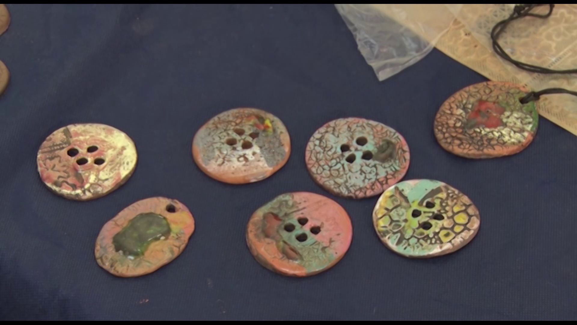 Утреннее шоу «Овсянка» от 21.11.19: Лепим пуговицу из глины и учимся носить этот аксессуар