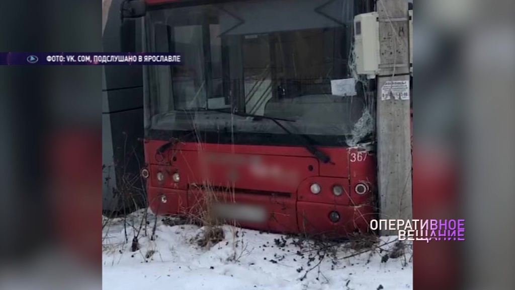 В Ярославле пассажирский автобус застрял между столбом и киоском