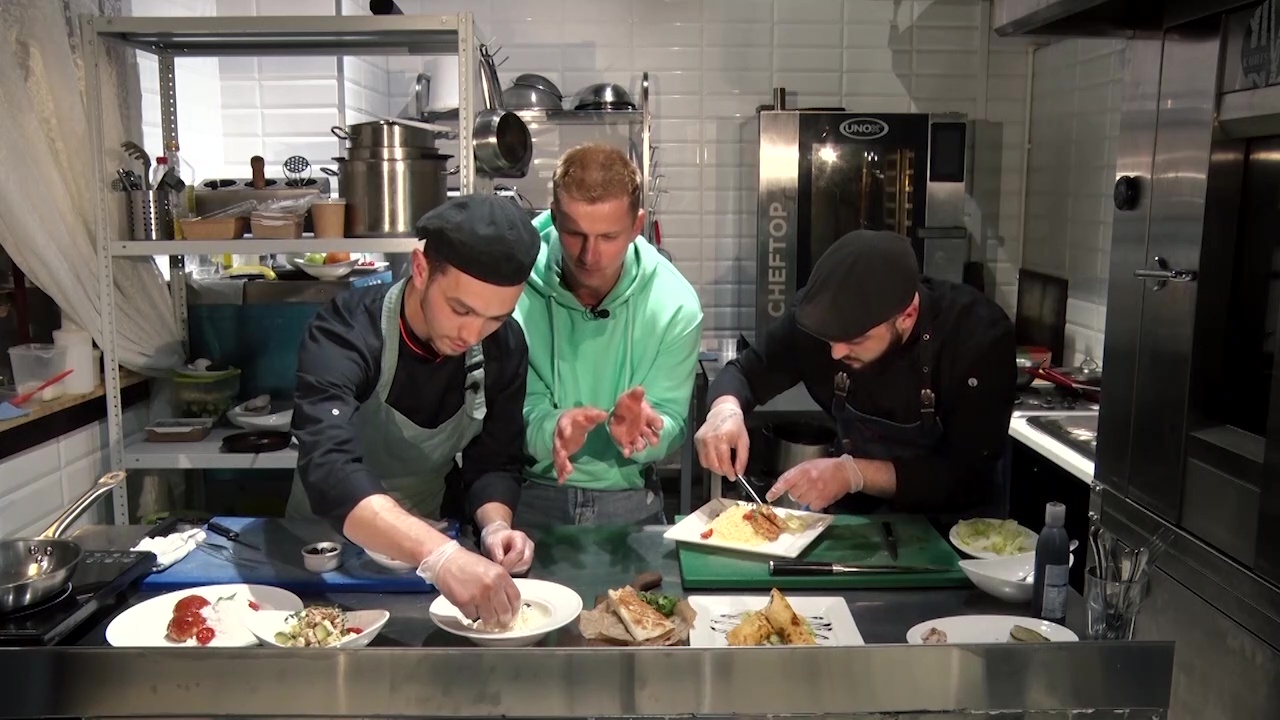 Утреннее шоу «Овсянка» от 21.08.20: готовим полезный завтрак с Романом Курцыным и делаем растяжку в постели