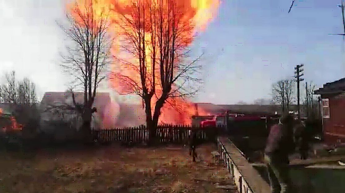 ВИДЕО: Во время тушения пожара в Ростовском районе из дома вылетел газовый баллон