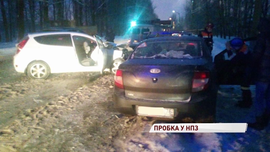 Снова пробка: в районе НПЗ столкнулись две легковушки