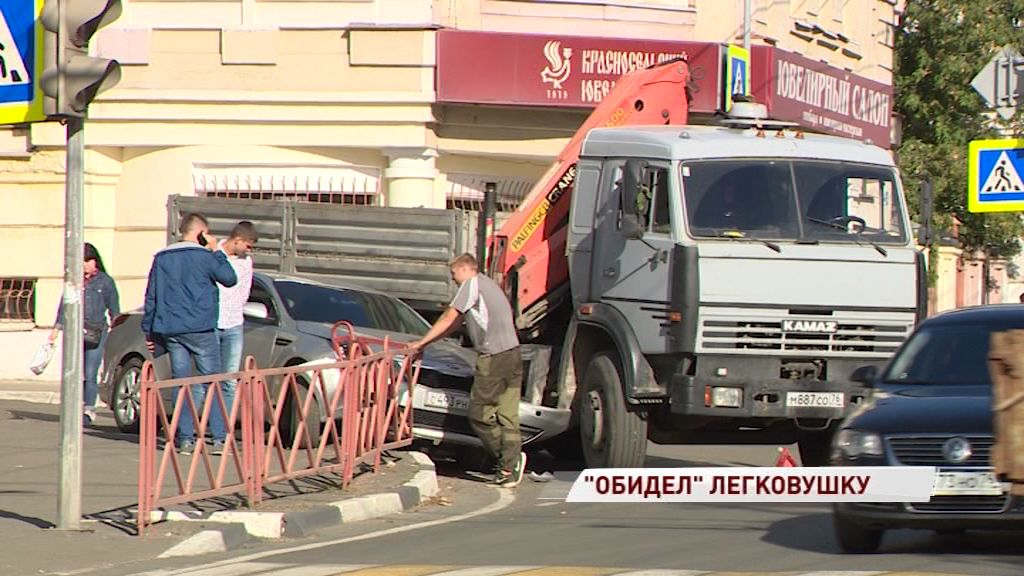 В Ярославле грузовик смял легковушку