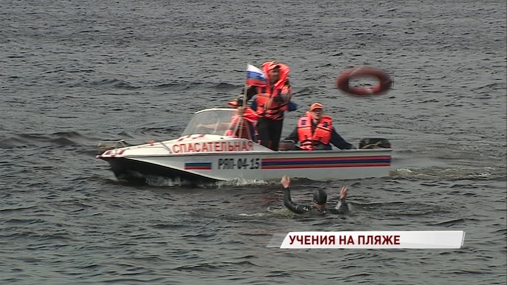 На Тверицком пляже сотрудники ЦГЗ отработали навыки спасения людей