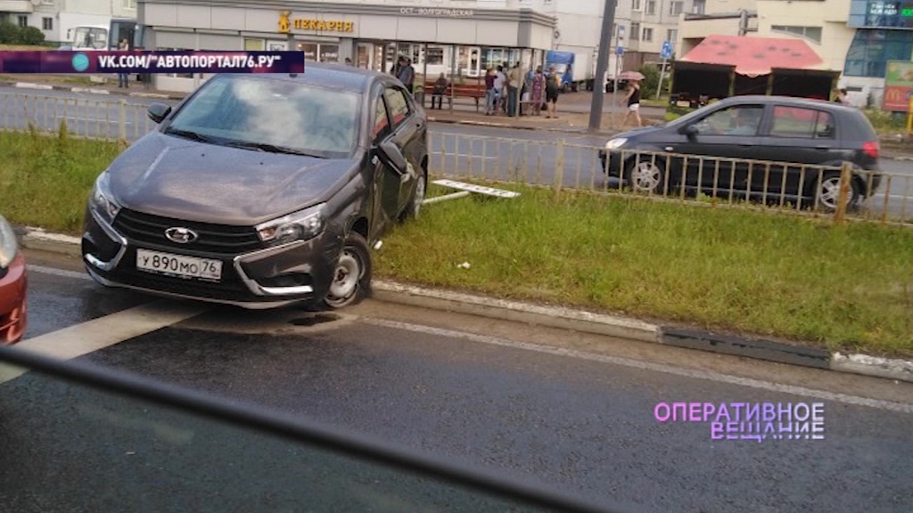 В Ярославле «Лада» снесла дорожный знак