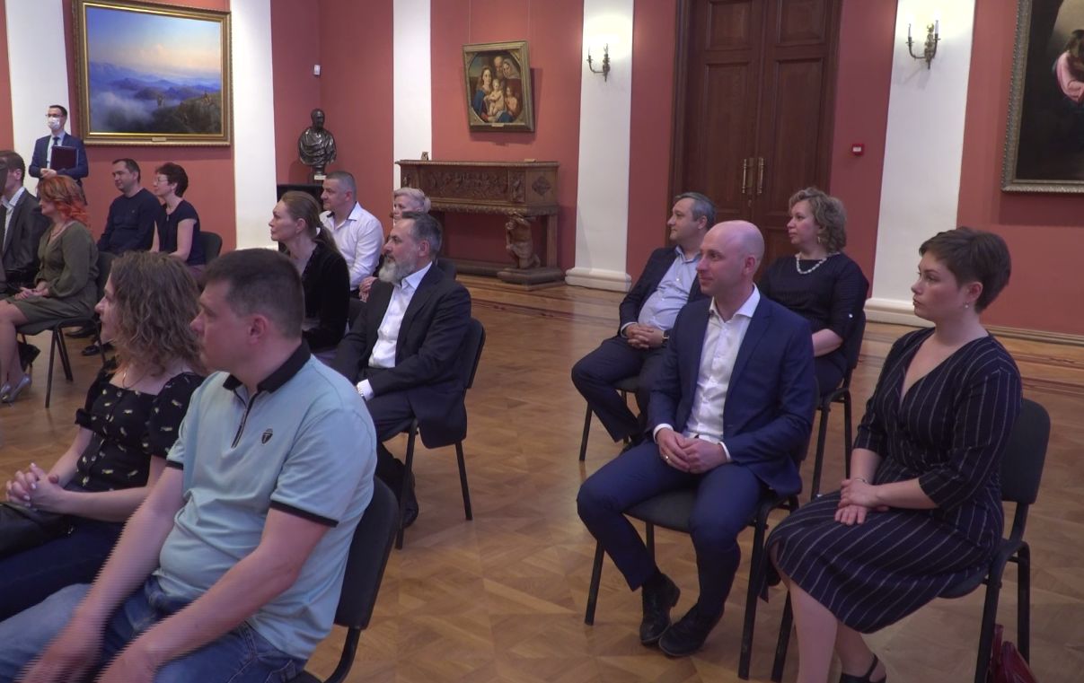 Лучшие родители Ярославской области получили награды из рук главы региона