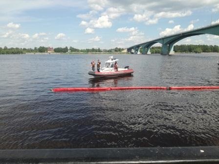 В районе Октябрьского моста заметили нефтяное пятно