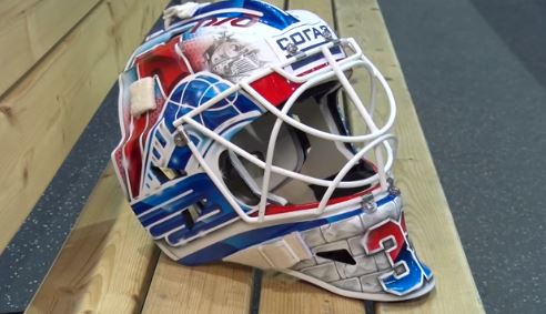 Вратарь «Локомотива» раскрасил свой шлем: что изображено на защитной маске