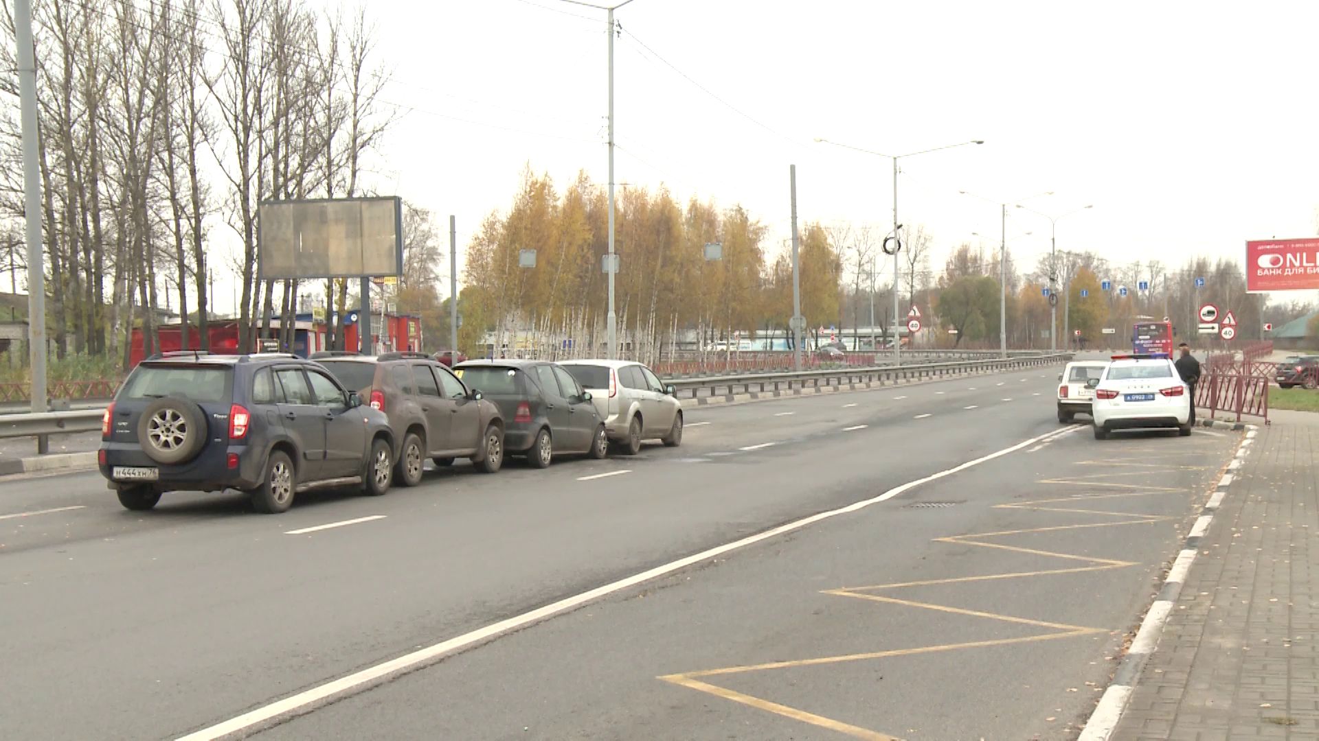 Паровоз из машин заблокировал проспект Фрунзе