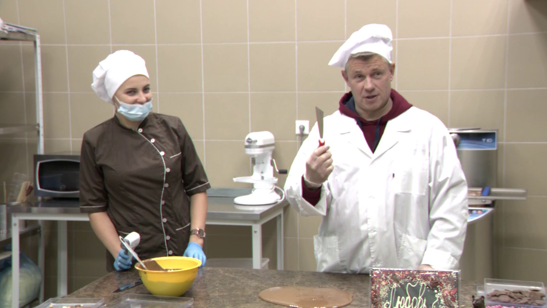 В мастер-классе по созданию шоколадной плитки поучаствовал народный артист России