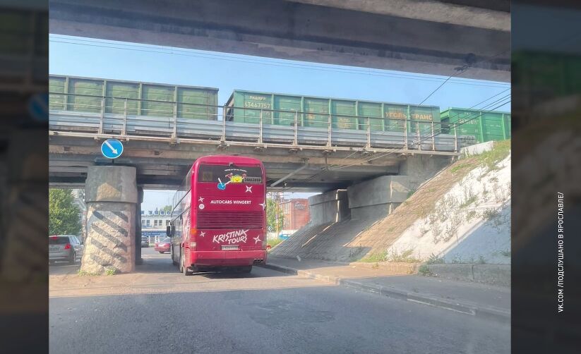 Туристический автобус застрял под мостом в Ярославле