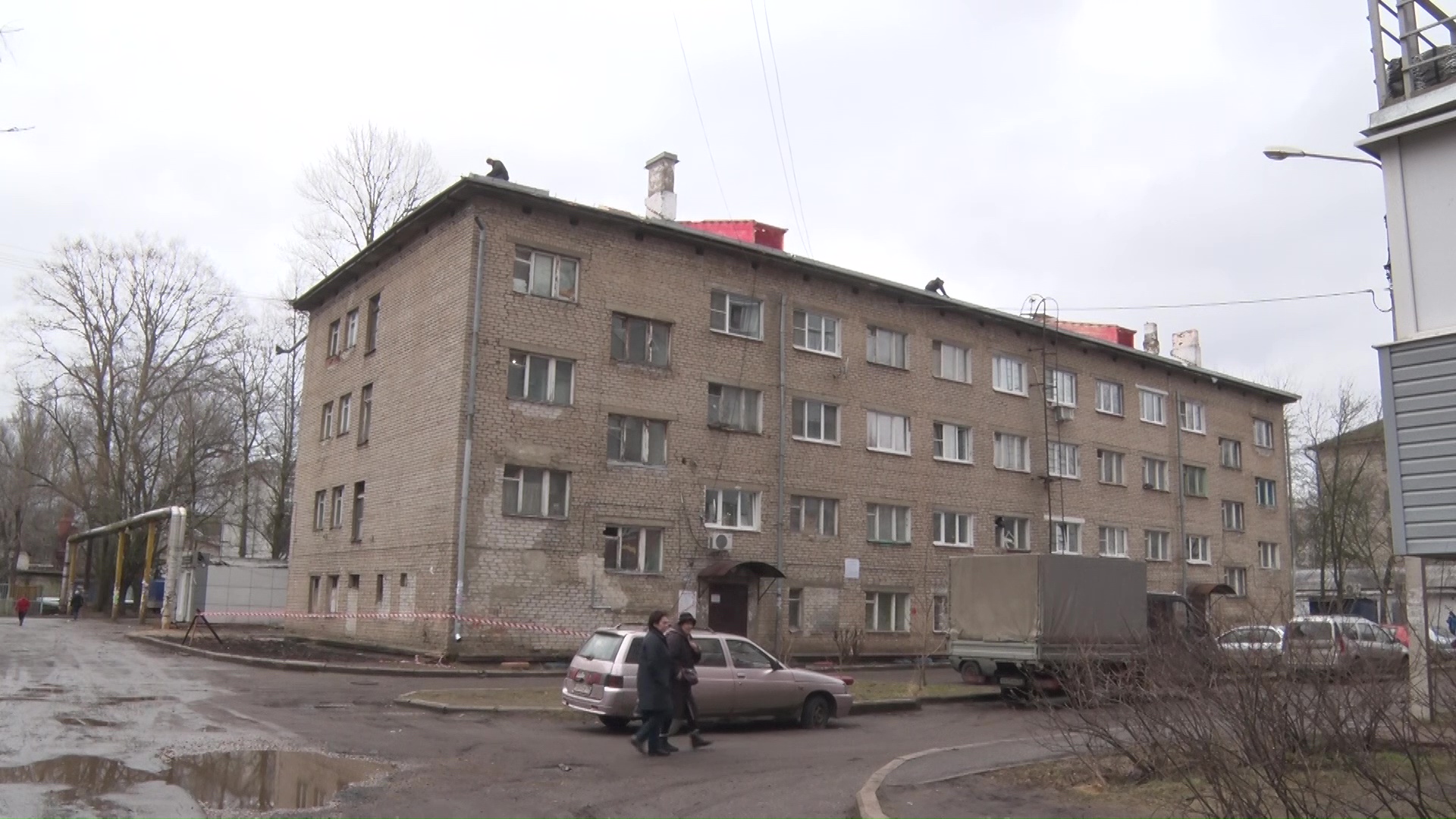 В доме на улице Пирогова в Ярославле меняют кровлю