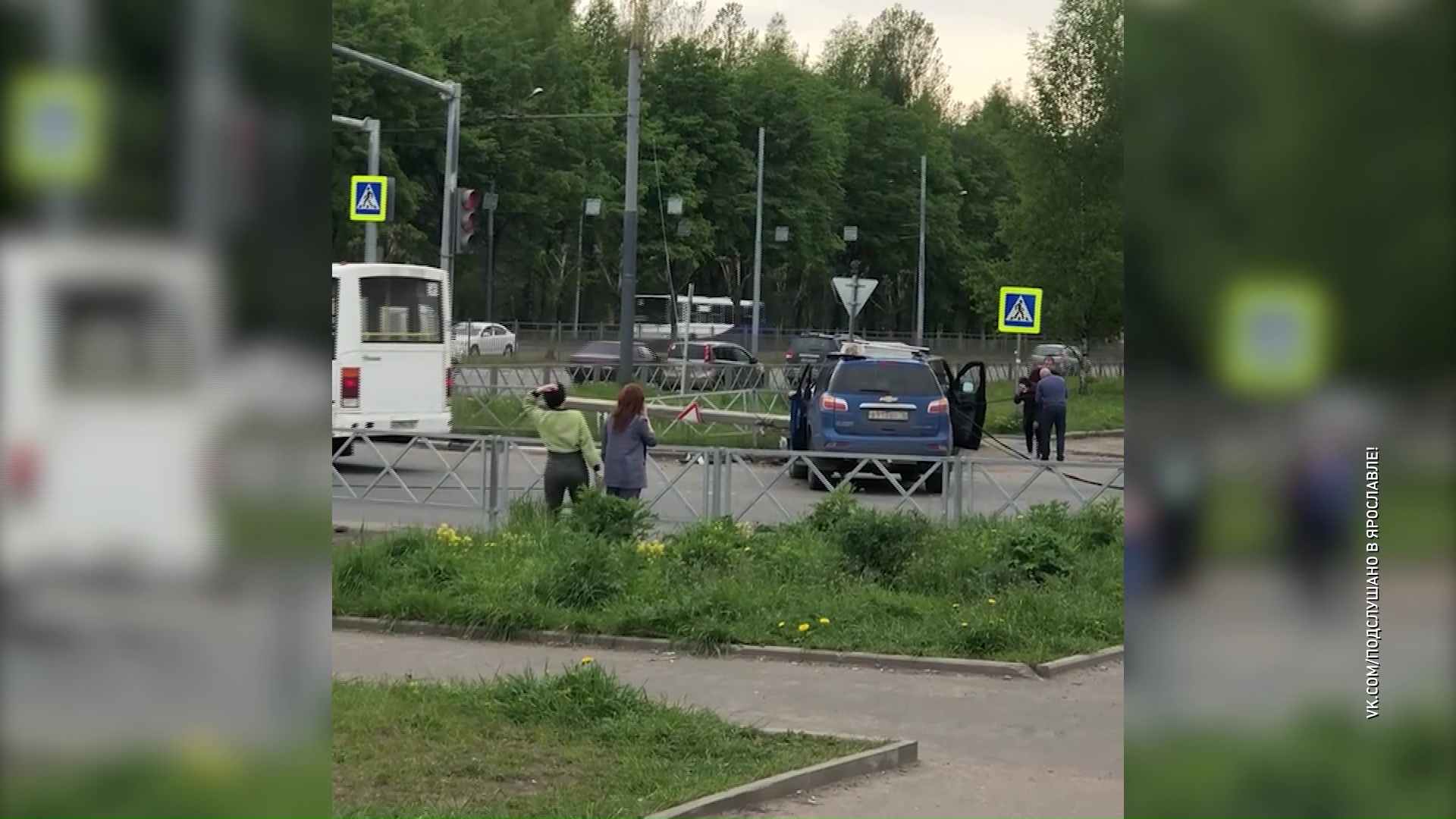 В Брагине микроавтобус протаранил столб после столкновения с внедорожником