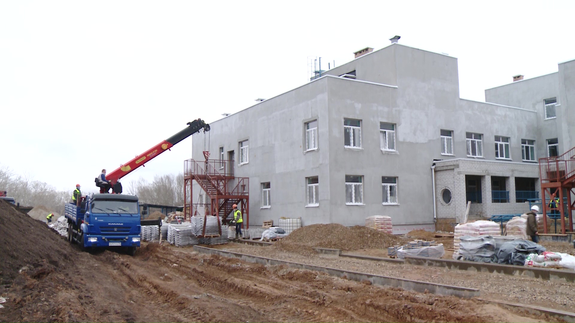 В регионе продолжается строительство девяти садиков и двух школ