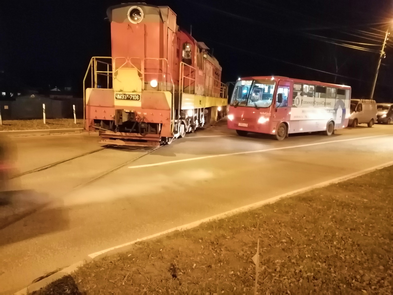 Маршрутка, иномарка и локомотив: на проспекте Авиаторов тройное ДТП