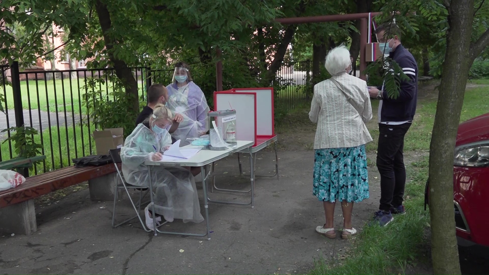 Сотрудники избирательных комиссий выезжают на дом к тем, кто не может самостоятельно сходить на участок