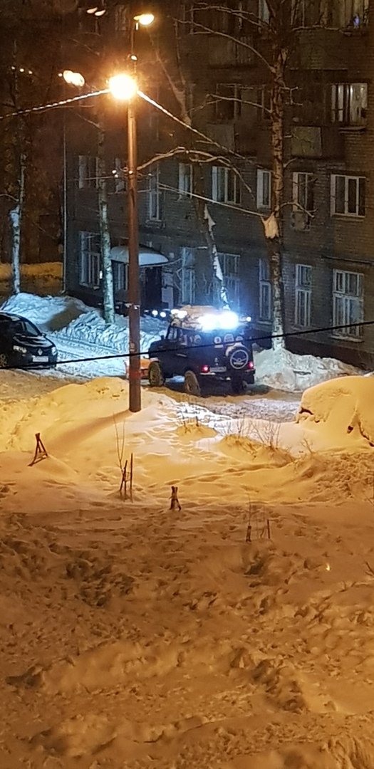 Ярославец устал ждать коммунальщиков и с помощью УАЗика сам чистит двор