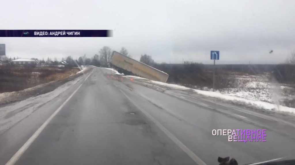 Под Гаврилов-Ямом с трассы вылетел грузовик