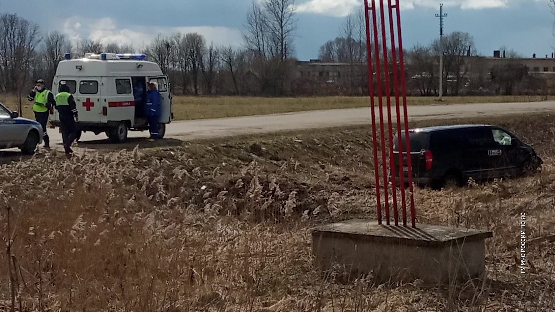 В Ярославском районе микроавтобус улетел в кювет после столкновения с легковушкой