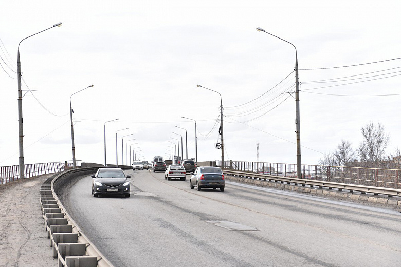 Жалобы услышаны: в мэрии отрапортовали о заделанных ямах на съездах с Октябрьского моста