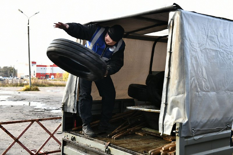 В Дзержинском районе Ярославля принимают старые покрышки и корм для бездомных животных