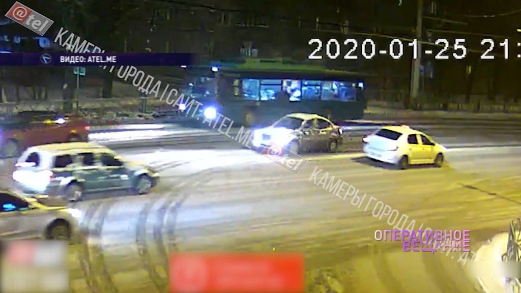 В Рыбинске троллейбус протаранил внедорожник