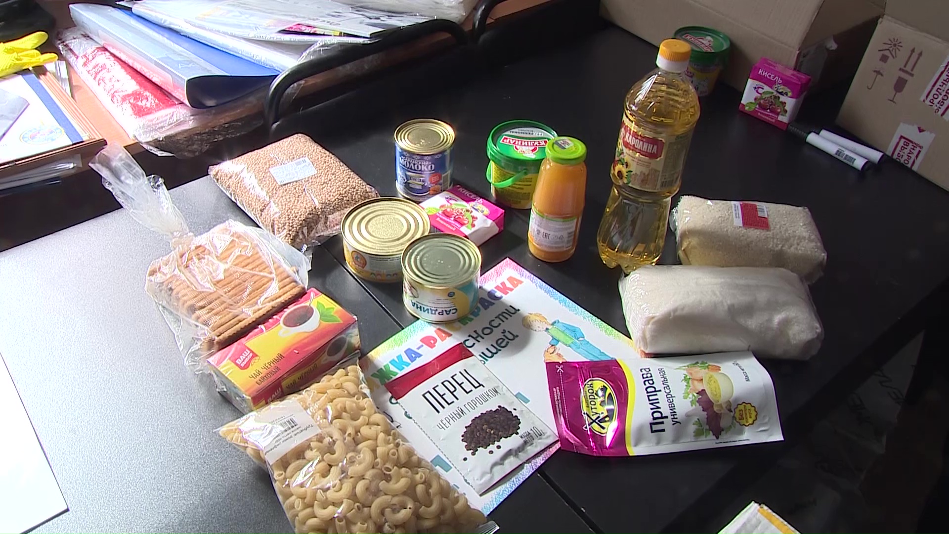 Полицейские вместе с волонтерами доставляют продукты в семьи с детьми