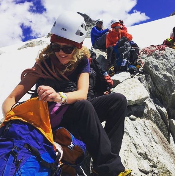 Британская туристка на вершине Монблана обнаружила пьющих ярославцев