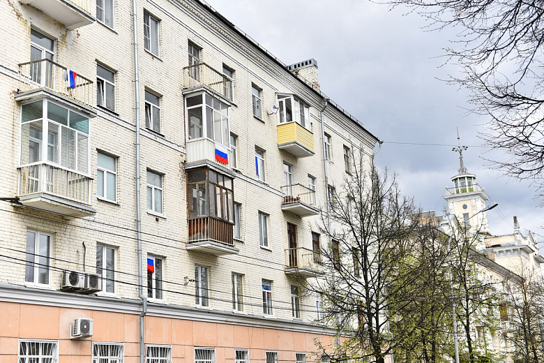 Тысячи российские флагов появились в окнах и на балконах ярославцев
