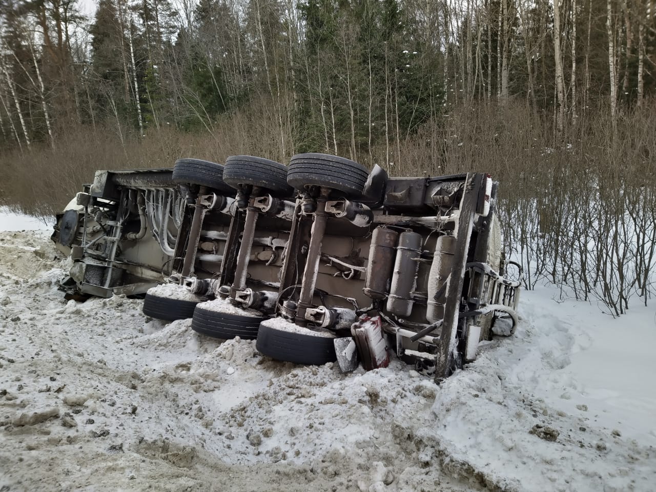 На трассе в Ярославской области опрокинулся большегруз