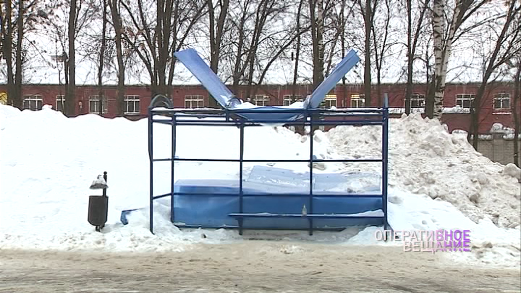 Остановка в Ярославле не выдержала снега и сложилась