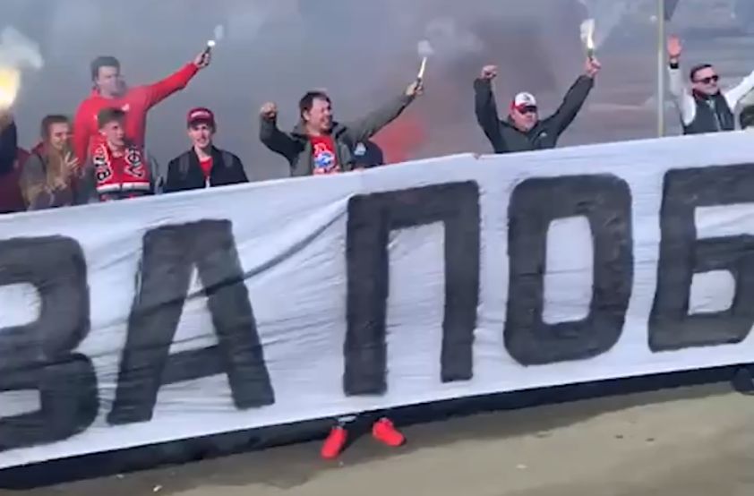 Болельщики устроили файер-шоу, провожая «Локомотив» на седьмой матч с ЦСКА