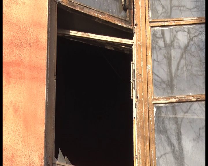 «Сидим как на пороховой бочке»: в Ярославле в многоквартирном доме едва не сгорели люди