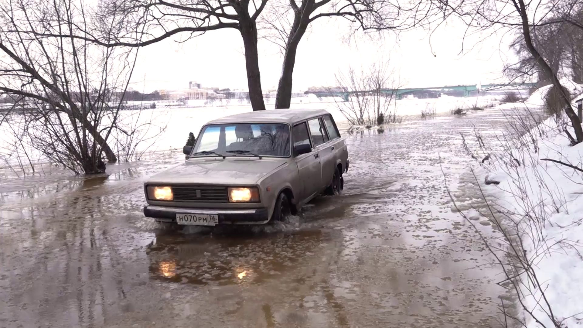 На Тверицкой набережной ограничили движение из-за паводков